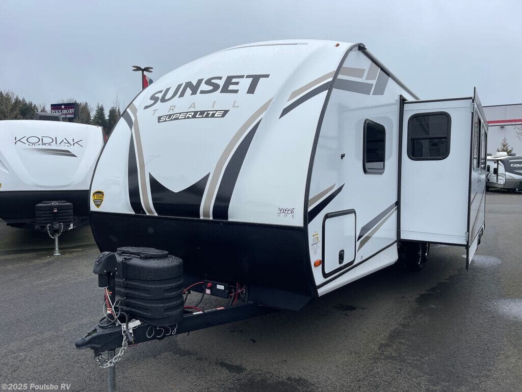 Call now about this 2024 CrossRoads Sunset Trail Super Lite SS253RB! 2024 CrossRoads Sunset Trail Super Lite SS253RB - New Travel Trailer For Sale by Poulsbo RV in Sumner, Washington features Awning