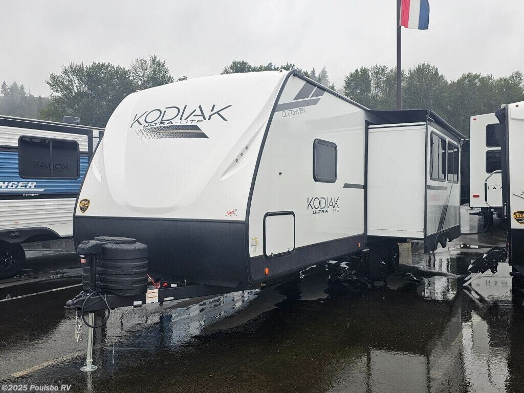 Call now about this 2025 Dutchmen Kodiak Ultra-Lite 257RKSL! 2025 Dutchmen Kodiak Ultra-Lite 257RKSL - New Travel Trailer For Sale by Poulsbo RV in Sumner, Washington features Awning