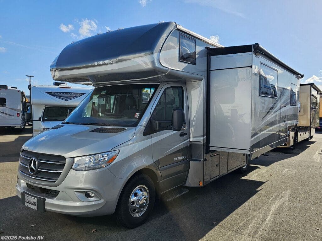 Call now about this 2025 Dynamax Corp Isata 3 Series 24FW! 2025 Dynamax Corp Isata 3 Series 24FW - New Class C For Sale by Poulsbo RV in Sumner, Washington features Awning