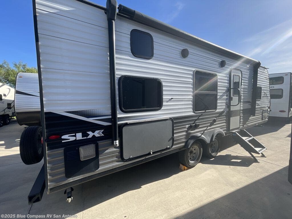 Call now about this 2022 Jayco Jay Flight 264BH! 2022 Jayco Jay Flight 264BH - Used Travel Trailer For Sale by Blue Compass RV San Antonio in San Antonio, Texas