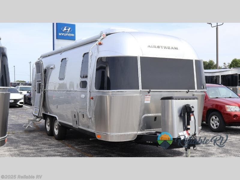 Email now about this 2026 Airstream Flying Cloud 25FB Twin! New 2026 Airstream Flying Cloud 25FB Twin available in Springfield, Missouri