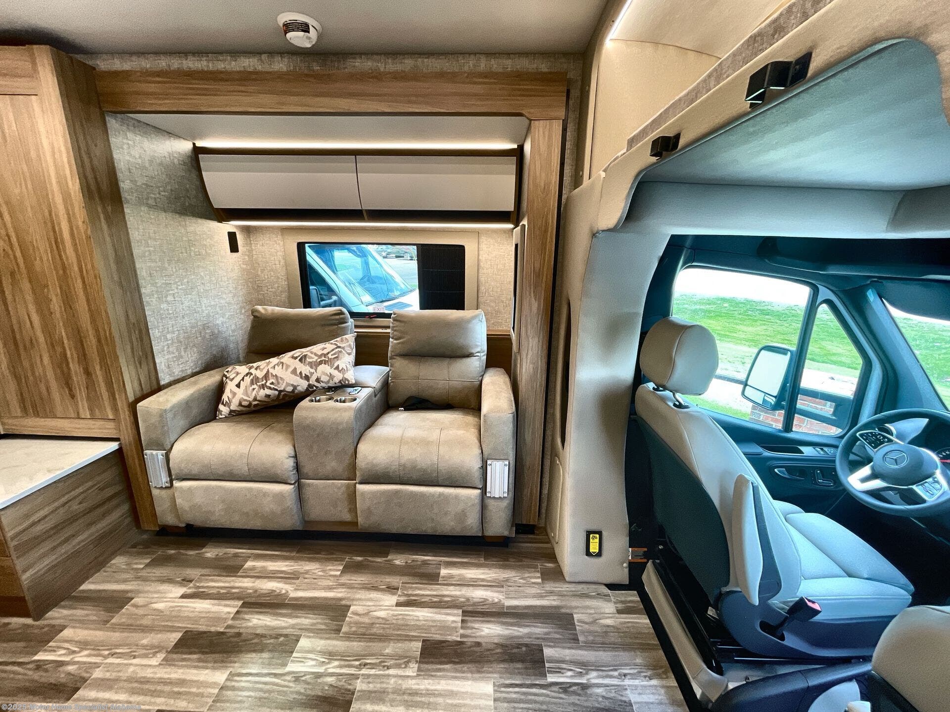 Call now about this 2026 Tiffin Wayfarer 25 XPW! 2026 Tiffin Wayfarer 25 XPW - New Class C For Sale by Motor Home Specialist Alabama in Montgomery, Alabama features Slideout