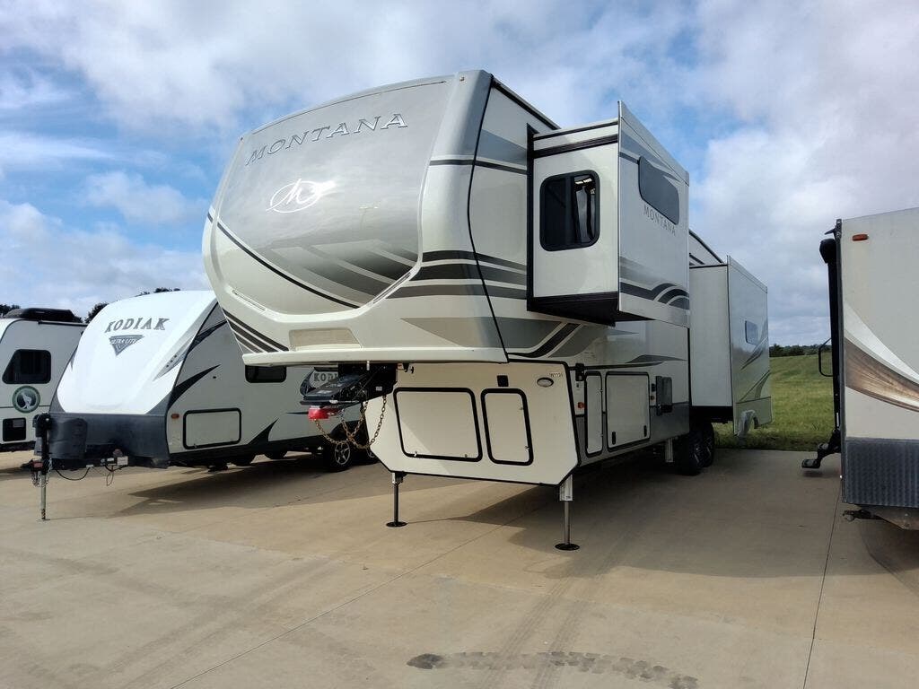 Used 2022 Keystone Montana 3231CK available in Strafford, Missouri