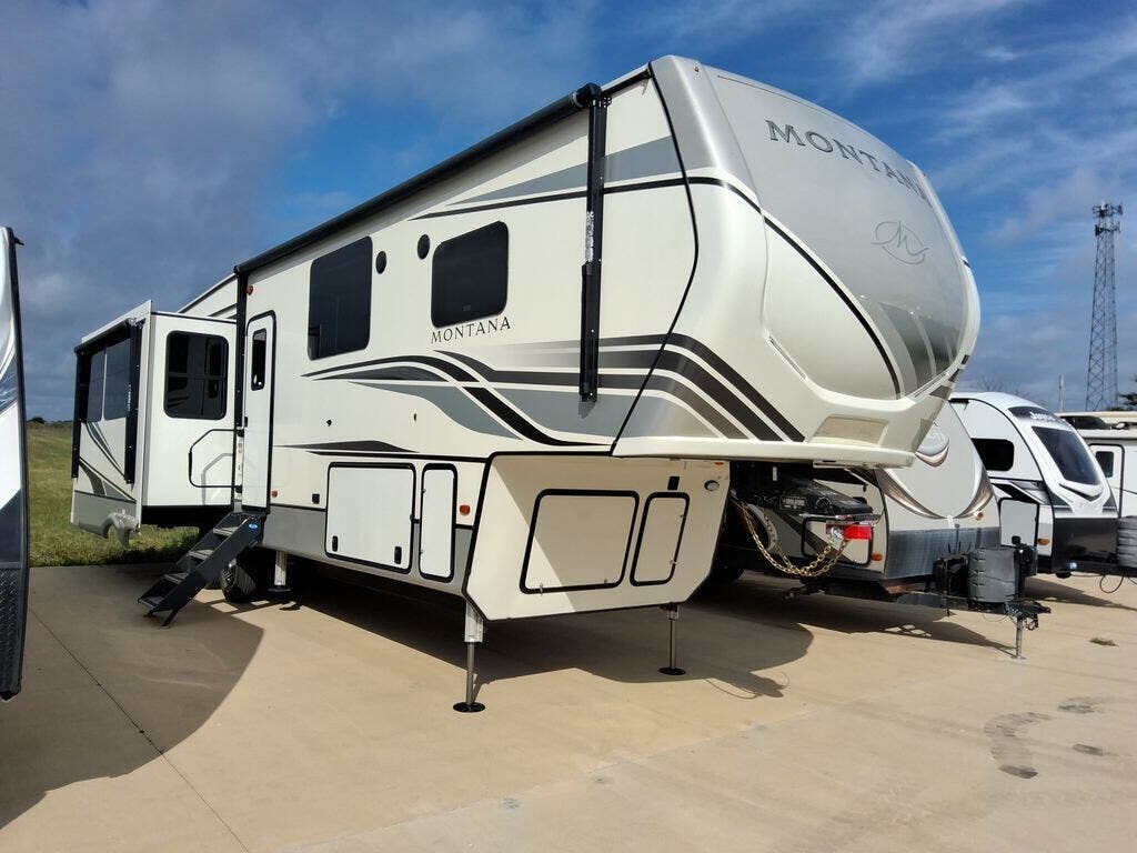 Call now about this 2022 Keystone Montana 3231CK! 2022 Keystone Montana 3231CK - Used Fifth Wheel For Sale by Blue Compass RV Springfield in Strafford, Missouri