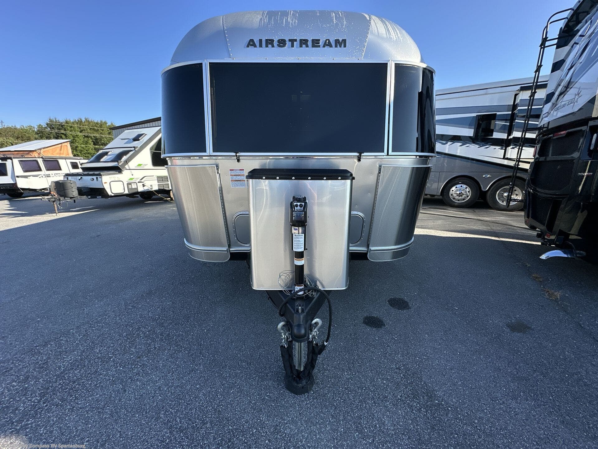 Contact us now about this 2025 Airstream Globetrotter 27FB Twin! 2025 Globetrotter 27FB Twin by Airstream from Blue Compass RV Spartanburg in Duncan, South Carolina