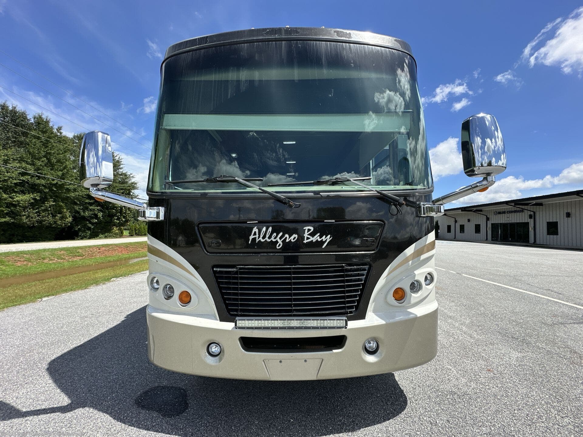 Contact us now about this 2009 Tiffin Allegro Bay 36! 2009 Allegro Bay 36 by Tiffin from Blue Compass RV Spartanburg in Duncan, South Carolina