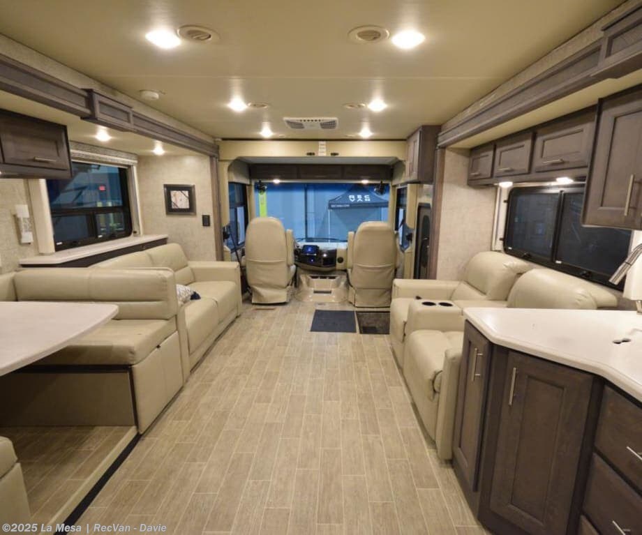 Contact us now about this 2022 Thor Motor Coach Miramar 35.2! 2022 Miramar 35.2 by Thor Motor Coach from La Mesa | RecVan - Davie in Davie, Florida