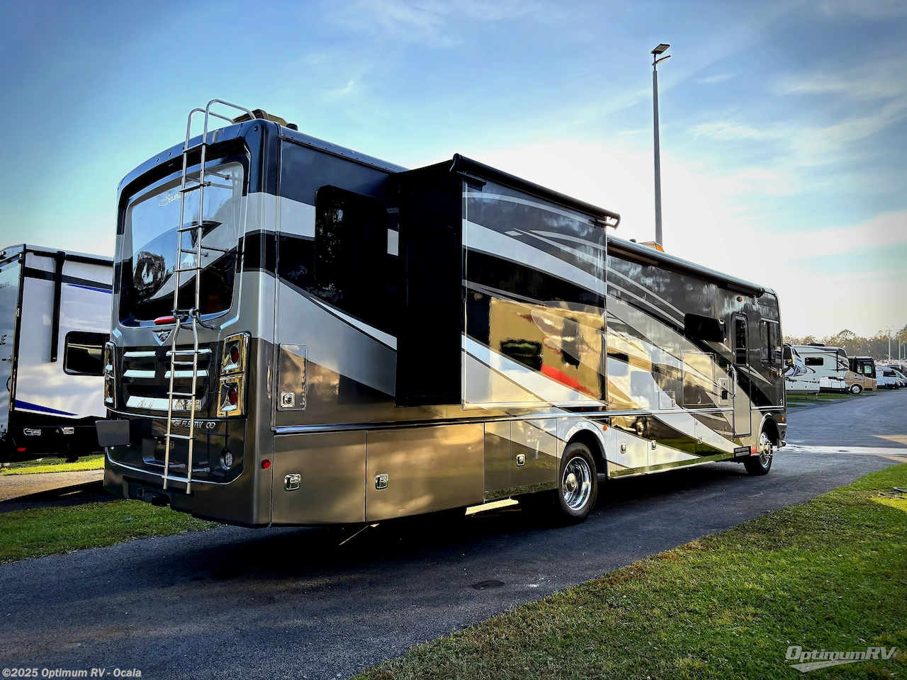 Call now about this 2021 Fleetwood Southwind 37F! 2021 Fleetwood Southwind 37F - Used Class A For Sale by Optimum RV - Ocala in Ocala, Florida features Awning, Slideout