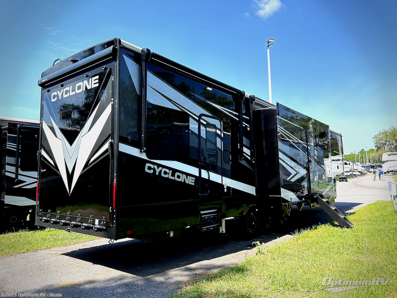 Call now about this 2025 Heartland Cyclone 4006! 2025 Heartland Cyclone 4006 - New Fifth Wheel For Sale by Optimum RV - Ocala in Ocala, Florida features Awning, Slideout