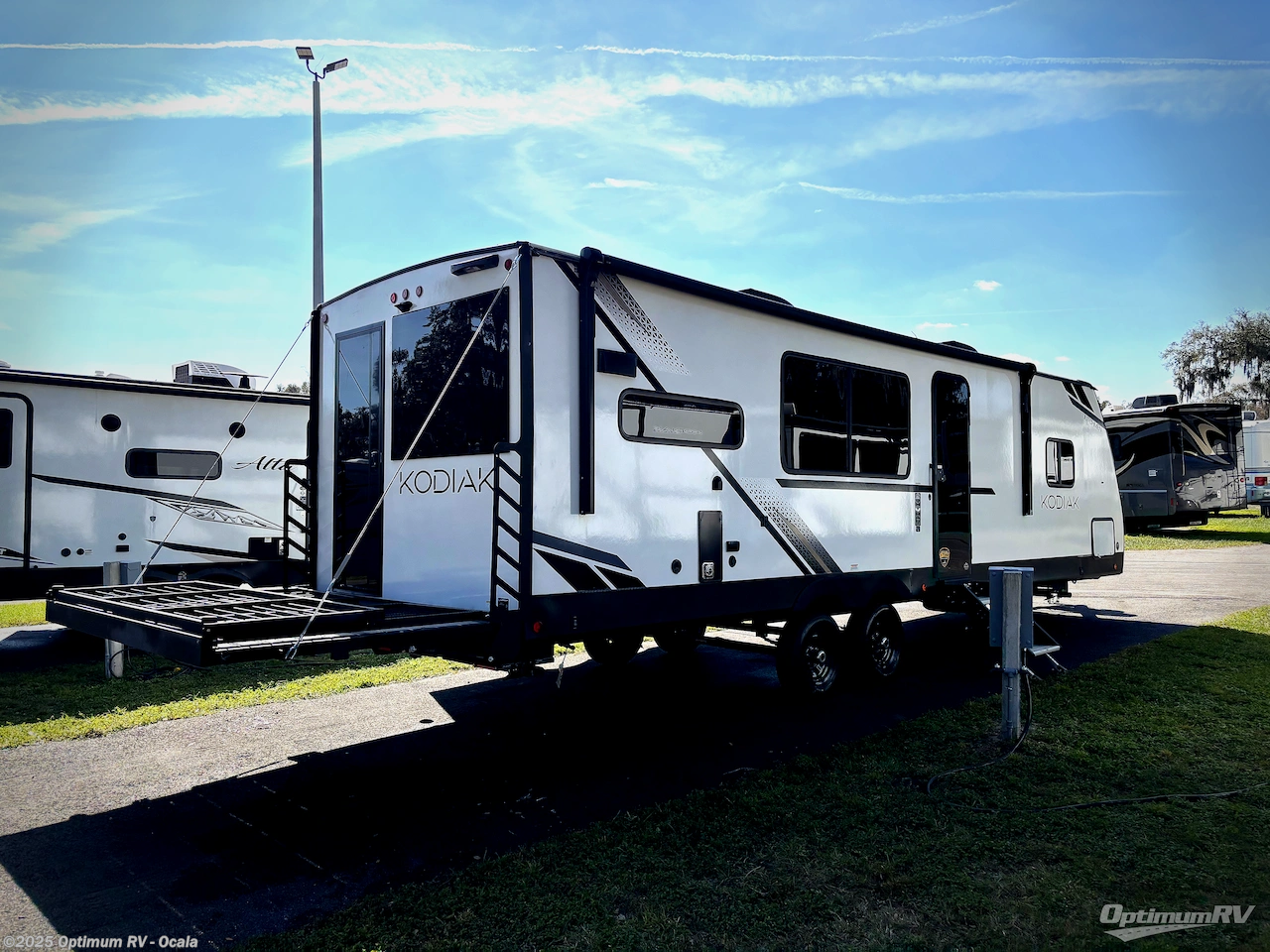 Call now about this 2025 Dutchmen Kodiak 308BHSL! 2025 Dutchmen Kodiak 308BHSL - New Travel Trailer For Sale by Optimum RV - Ocala in Ocala, Florida features Awning, Slideout