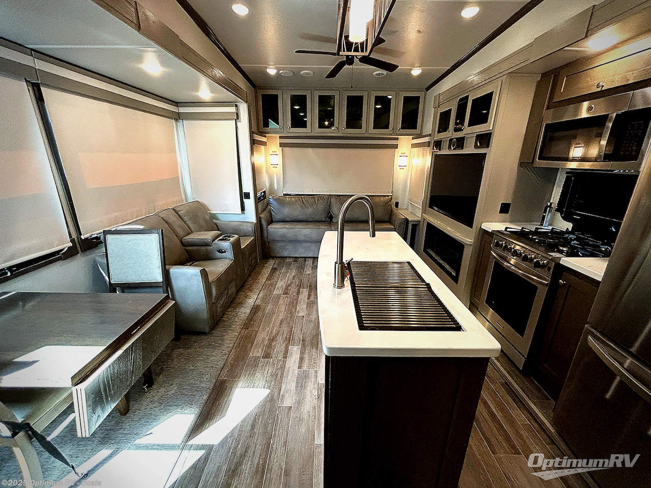 Call now about this 2022 Palomino Columbus C-Series 382FBC! 2022 Palomino Columbus C-Series 382FBC - Used Fifth Wheel For Sale by Optimum RV - Ocala in Ocala, Florida features Awning, Slideout