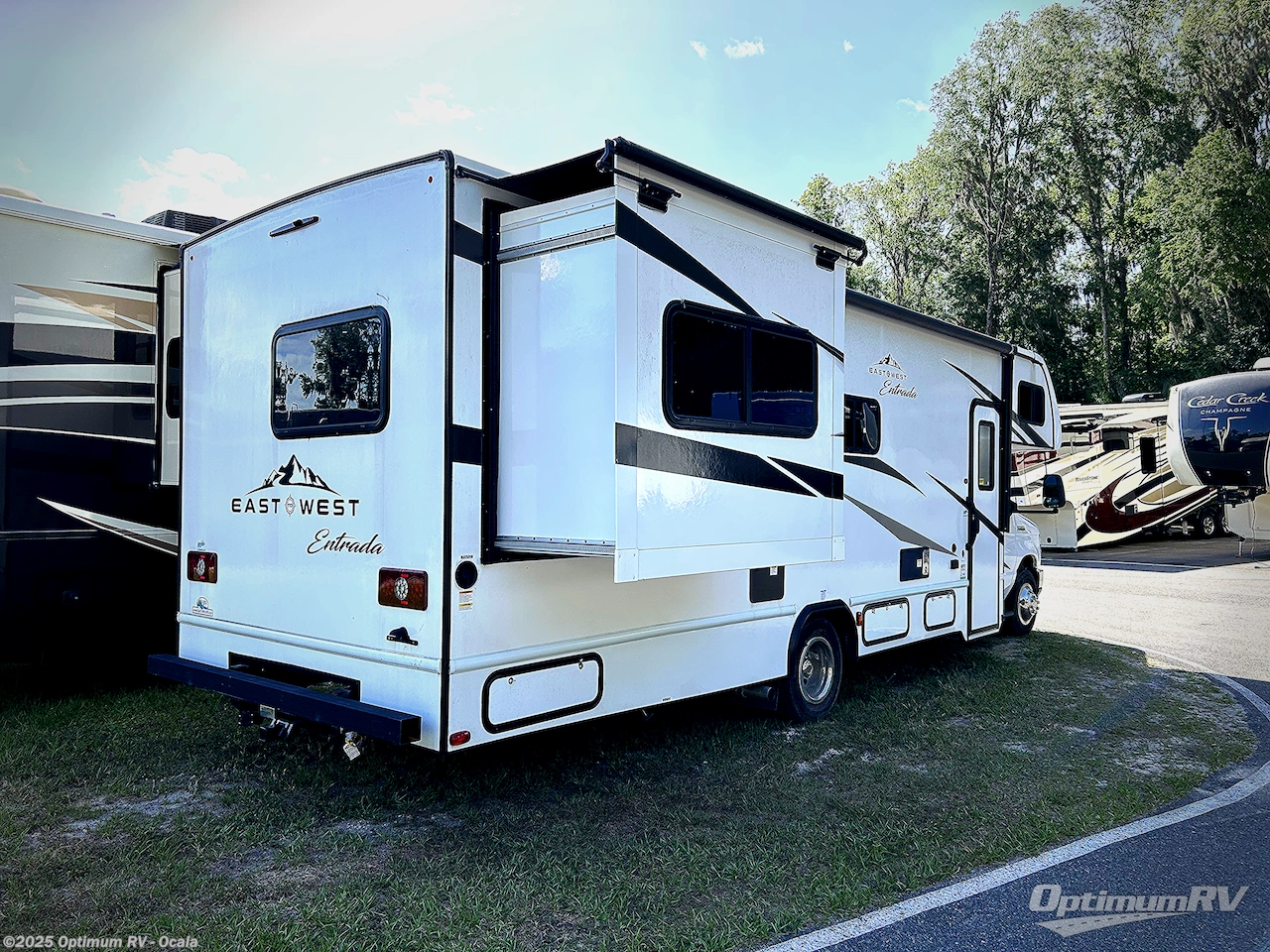 Call now about this 2023 East to West Entrada 2600DS! 2023 East to West Entrada 2600DS - Used Class C For Sale by Optimum RV - Ocala in Ocala, Florida features Slideout, Awning