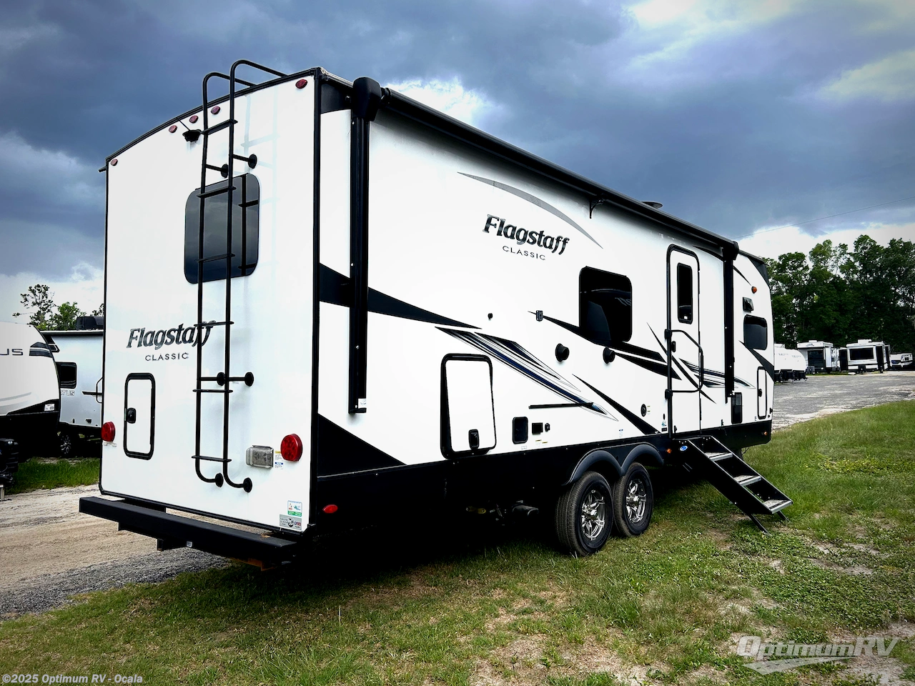 Call now about this 2022 Forest River Flagstaff Classic 826MBR! 2022 Forest River Flagstaff Classic 826MBR - Used Travel Trailer For Sale by Optimum RV - Ocala in Ocala, Florida features Slideout, Awning