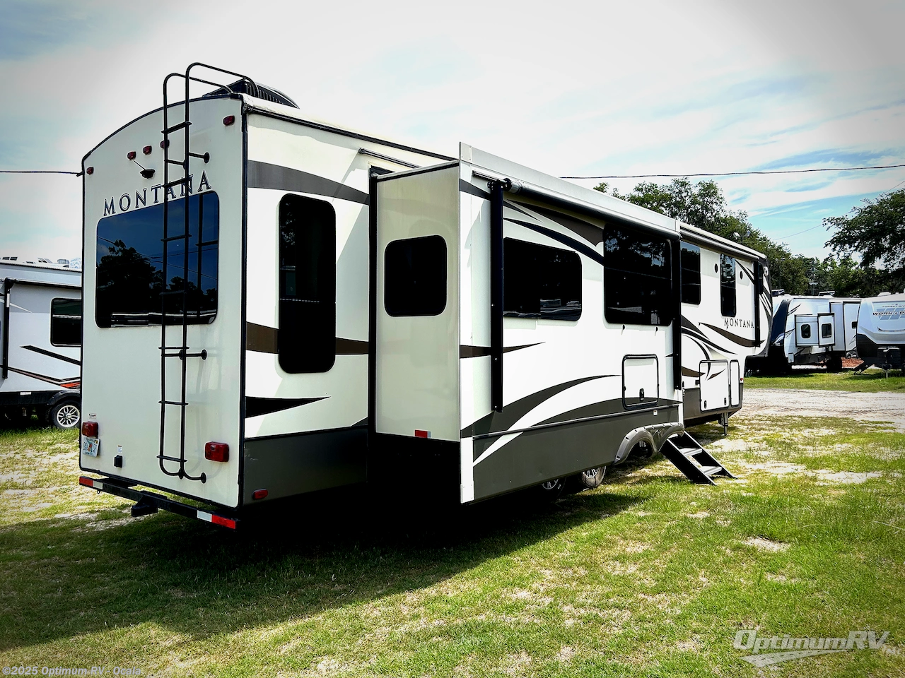 Call now about this 2017 Keystone Montana 3810 MS! 2017 Keystone Montana 3810 MS - Used Fifth Wheel For Sale by Optimum RV - Ocala in Ocala, Florida features Awning, Slideout
