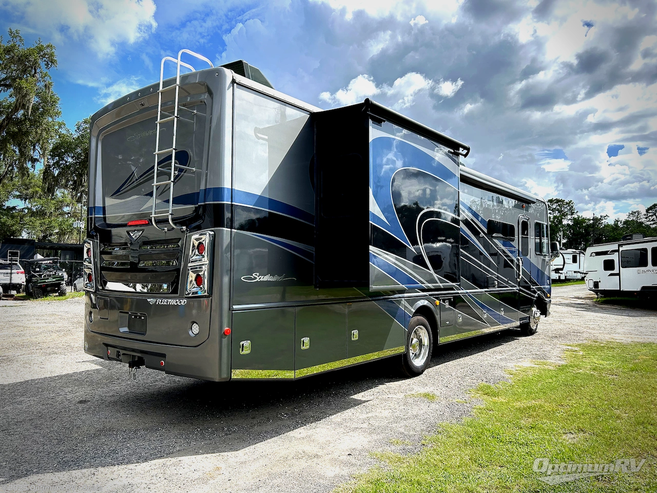 Call now about this 2022 Fleetwood Southwind 35K! 2022 Fleetwood Southwind 35K - Used Class A For Sale by Optimum RV - Ocala in Ocala, Florida features Slideout