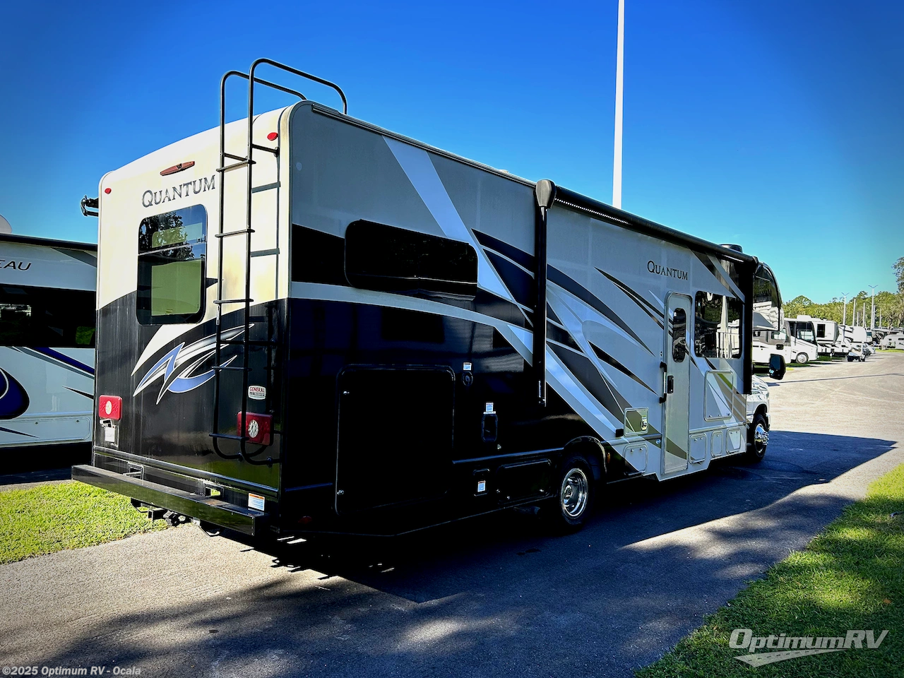 Call now about this 2021 Thor Quantum LF31! 2021 Thor Quantum LF31 - Used Class C For Sale by Optimum RV - Ocala in Ocala, Florida features Slideout