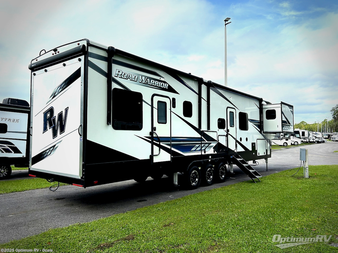 Call now about this 2022 Heartland Road Warrior 414! 2022 Heartland Road Warrior 414 - Used Fifth Wheel For Sale by Optimum RV - Ocala in Ocala, Florida features Awning, Slideout