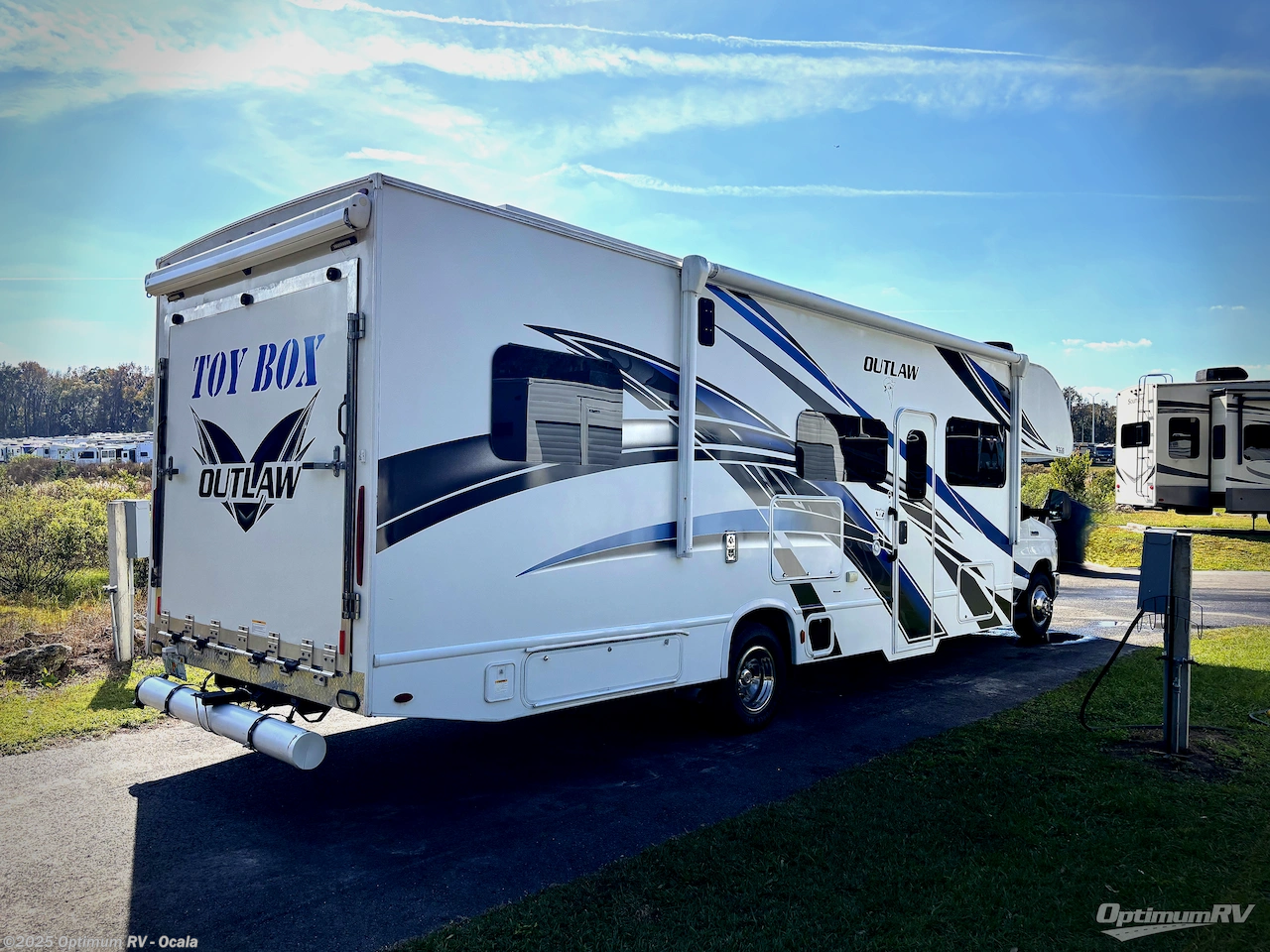 Call now about this 2021 Thor Outlaw 29J! 2021 Thor Outlaw 29J - Used Class C For Sale by Optimum RV - Ocala in Ocala, Florida features Awning, Slideout