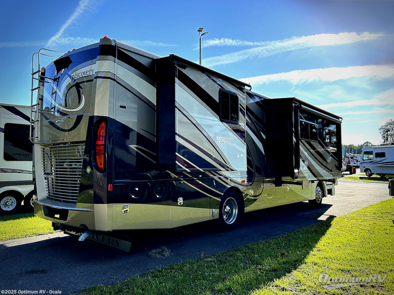 Call now about this 2013 Fleetwood Discovery 36J! 2013 Fleetwood Discovery 36J - Used Class A For Sale by Optimum RV - Ocala in Ocala, Florida features Slideout