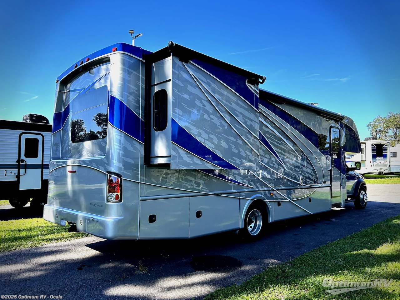 Call now about this 2018 Dynamax Corp Isata 5 36DS! 2018 Dynamax Corp Isata 5 36DS - Used Class C For Sale by Optimum RV - Ocala in Ocala, Florida features Slideout, Awning