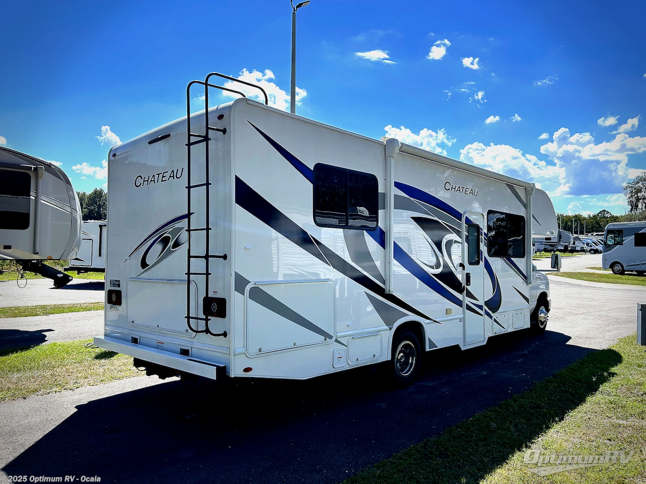 Call now about this 2022 Thor Chateau 28Z! 2022 Thor Chateau 28Z - Used Class C For Sale by Optimum RV - Ocala in Ocala, Florida features Awning, Slideout