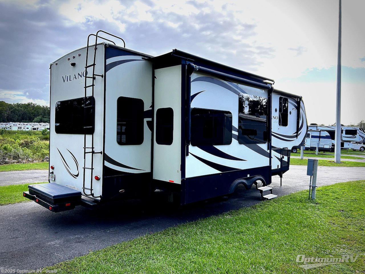 Call now about this 2017 Vanleigh Vilano 325RL! 2017 Vanleigh Vilano 325RL - Used Fifth Wheel For Sale by Optimum RV - Ocala in Ocala, Florida features Slideout