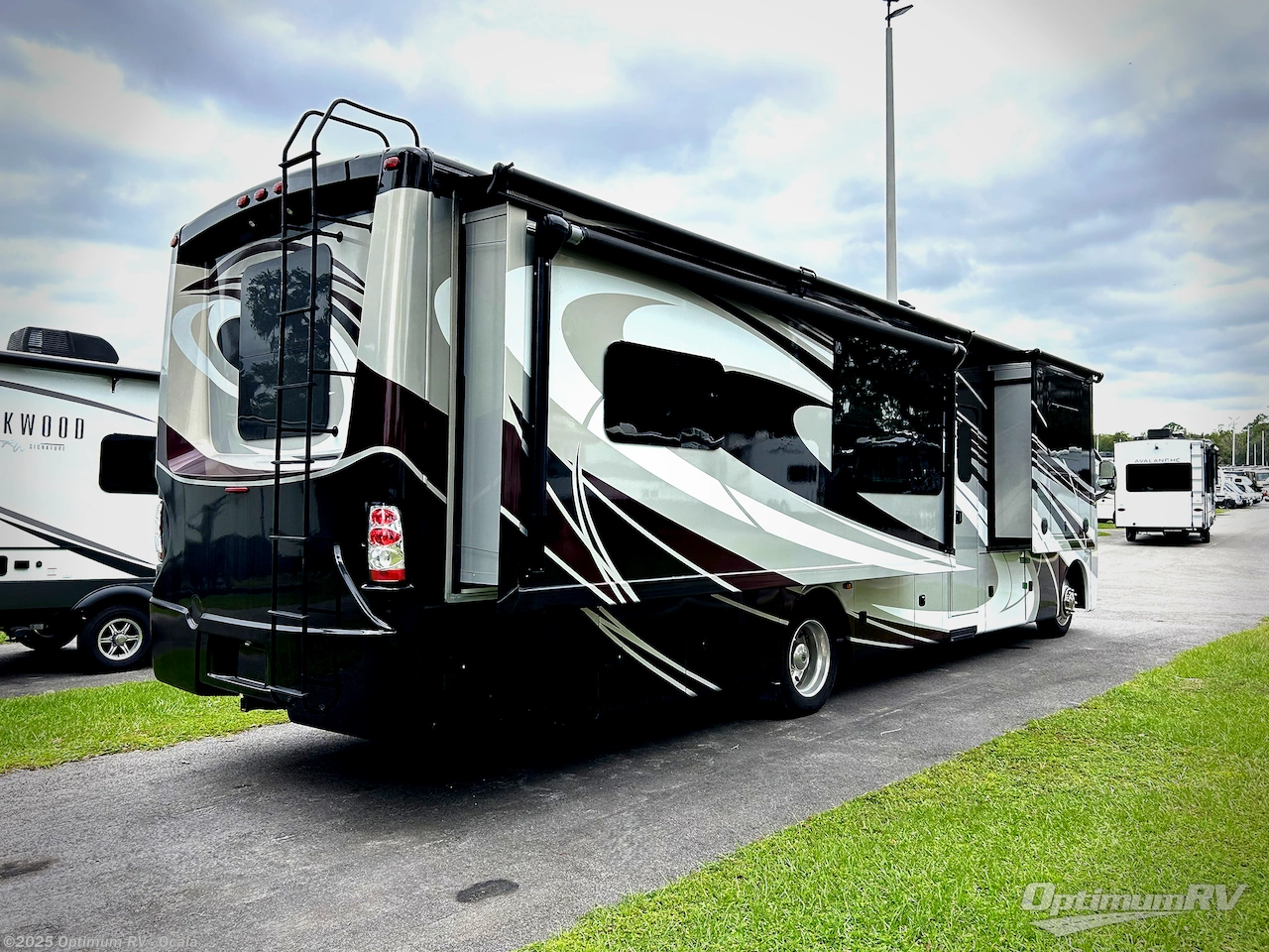 Call now about this 2016 Thor Challenger 37KT! 2016 Thor Challenger 37KT - Used Class A For Sale by Optimum RV - Ocala in Ocala, Florida features Slideout