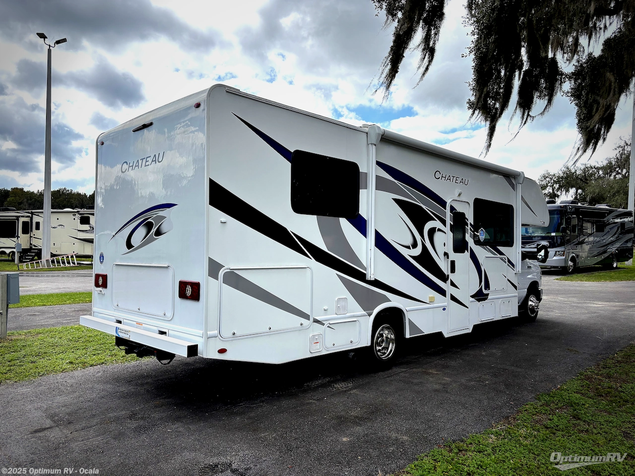 Call now about this 2022 Thor Chateau 28Z! 2022 Thor Chateau 28Z - Used Class C For Sale by Optimum RV - Ocala in Ocala, Florida features Awning, Slideout