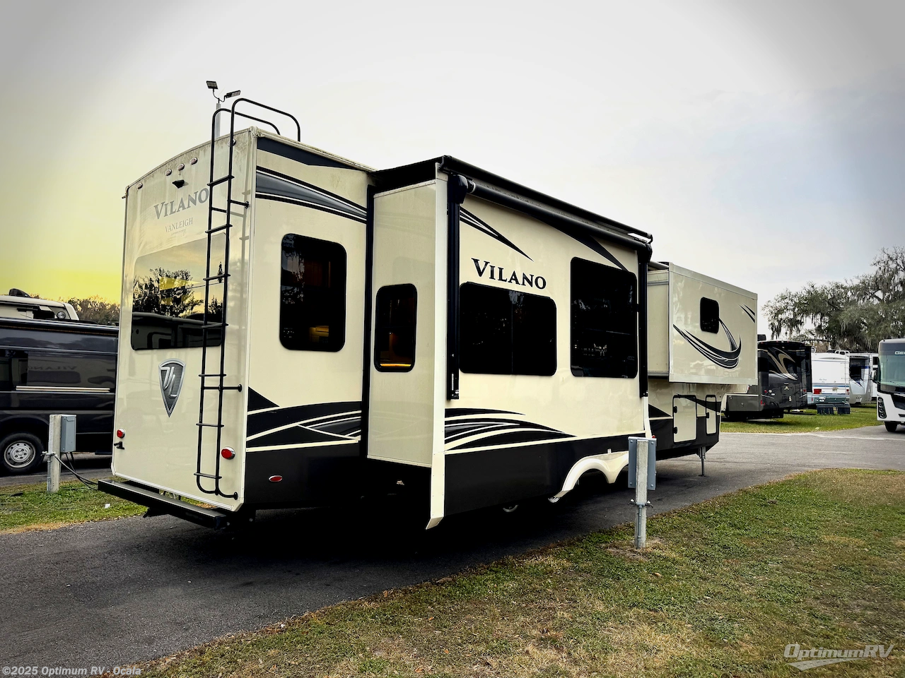 Call now about this 2021 Vanleigh Vilano 369FB! 2021 Vanleigh Vilano 369FB - Used Fifth Wheel For Sale by Optimum RV - Ocala in Ocala, Florida features Slideout
