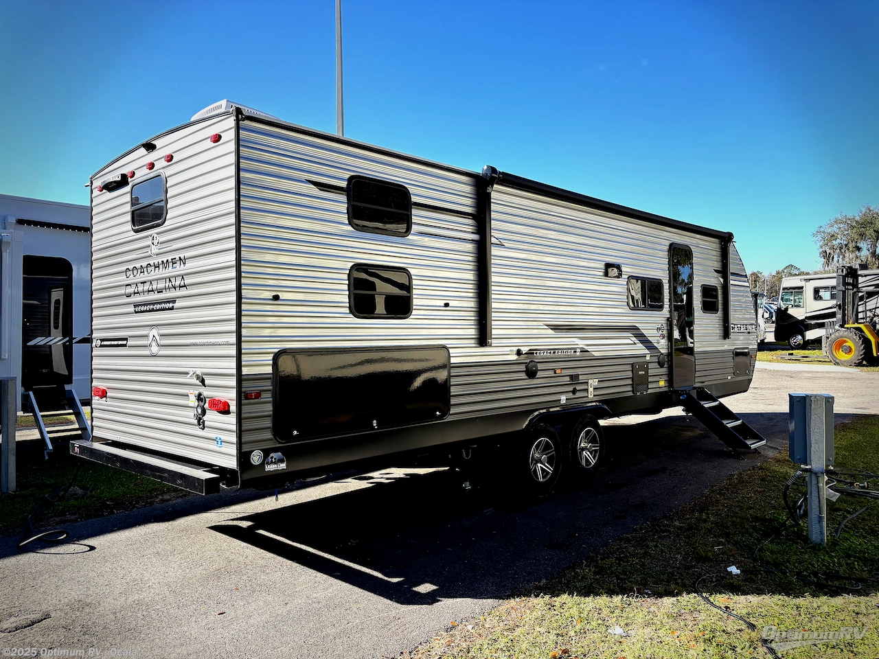 Call now about this 2026 Coachmen Catalina Legacy Edition 293QBCK! 2026 Coachmen Catalina Legacy Edition 293QBCK - New Travel Trailer For Sale by Optimum RV - Ocala in Ocala, Florida features Slideout, Awning