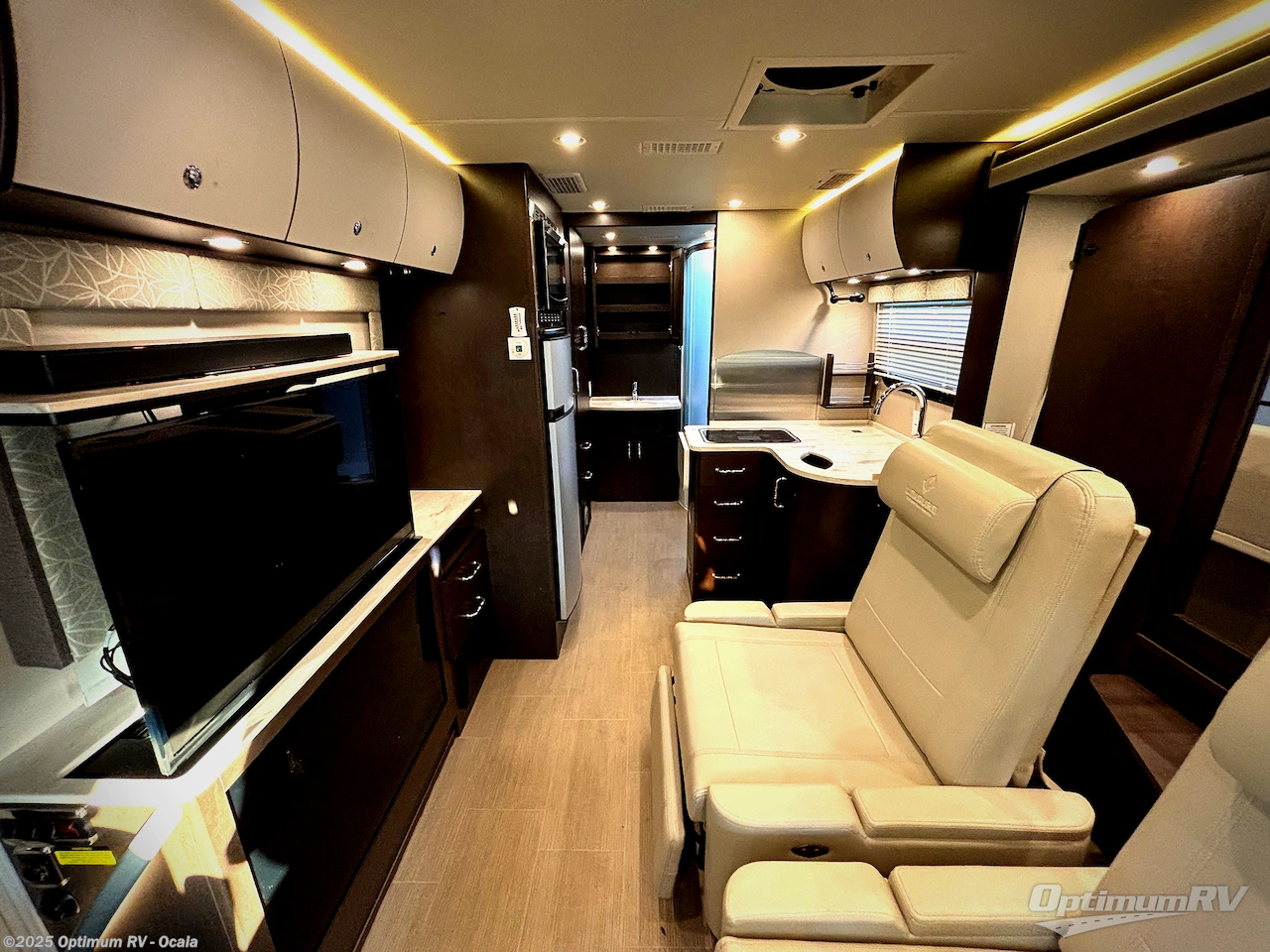 Contact us now about this 2016 Leisure Travel Unity U24CB! 2016 Unity U24CB by Leisure Travel from Optimum RV - Ocala in Ocala, Florida