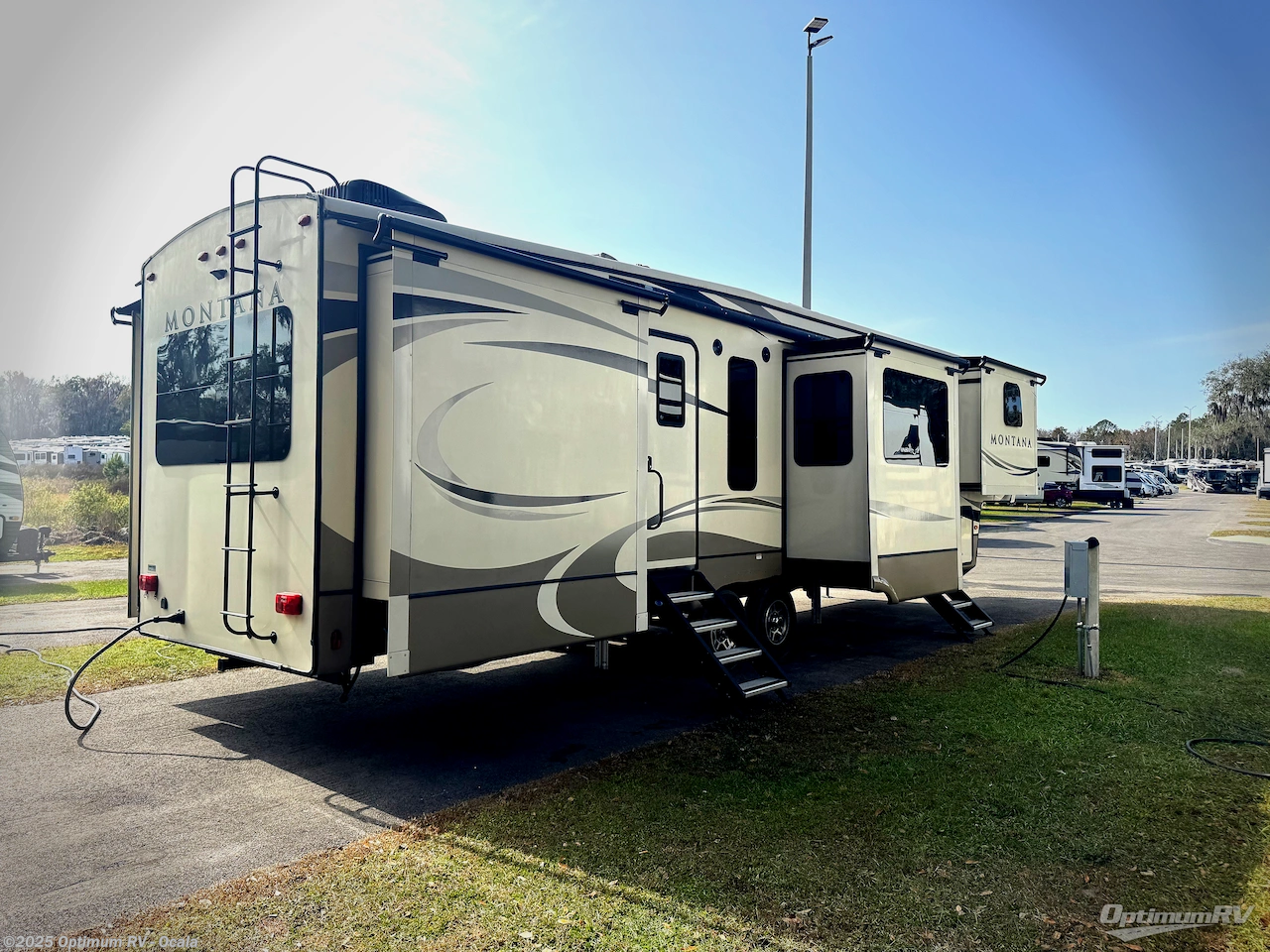 Call now about this 2018 Keystone Montana 3820FK! 2018 Keystone Montana 3820FK - Used Fifth Wheel For Sale by Optimum RV - Ocala in Ocala, Florida features Slideout, Awning
