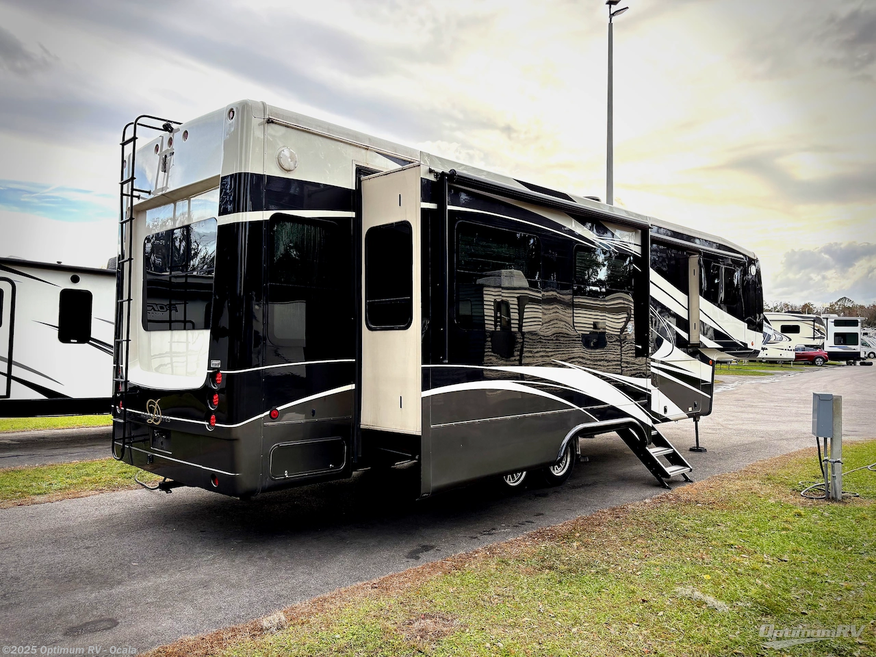 Call now about this 2019 DRV Mobile Suites 36RSSB3! 2019 DRV Mobile Suites 36RSSB3 - Used Fifth Wheel For Sale by Optimum RV - Ocala in Ocala, Florida features Awning, Slideout