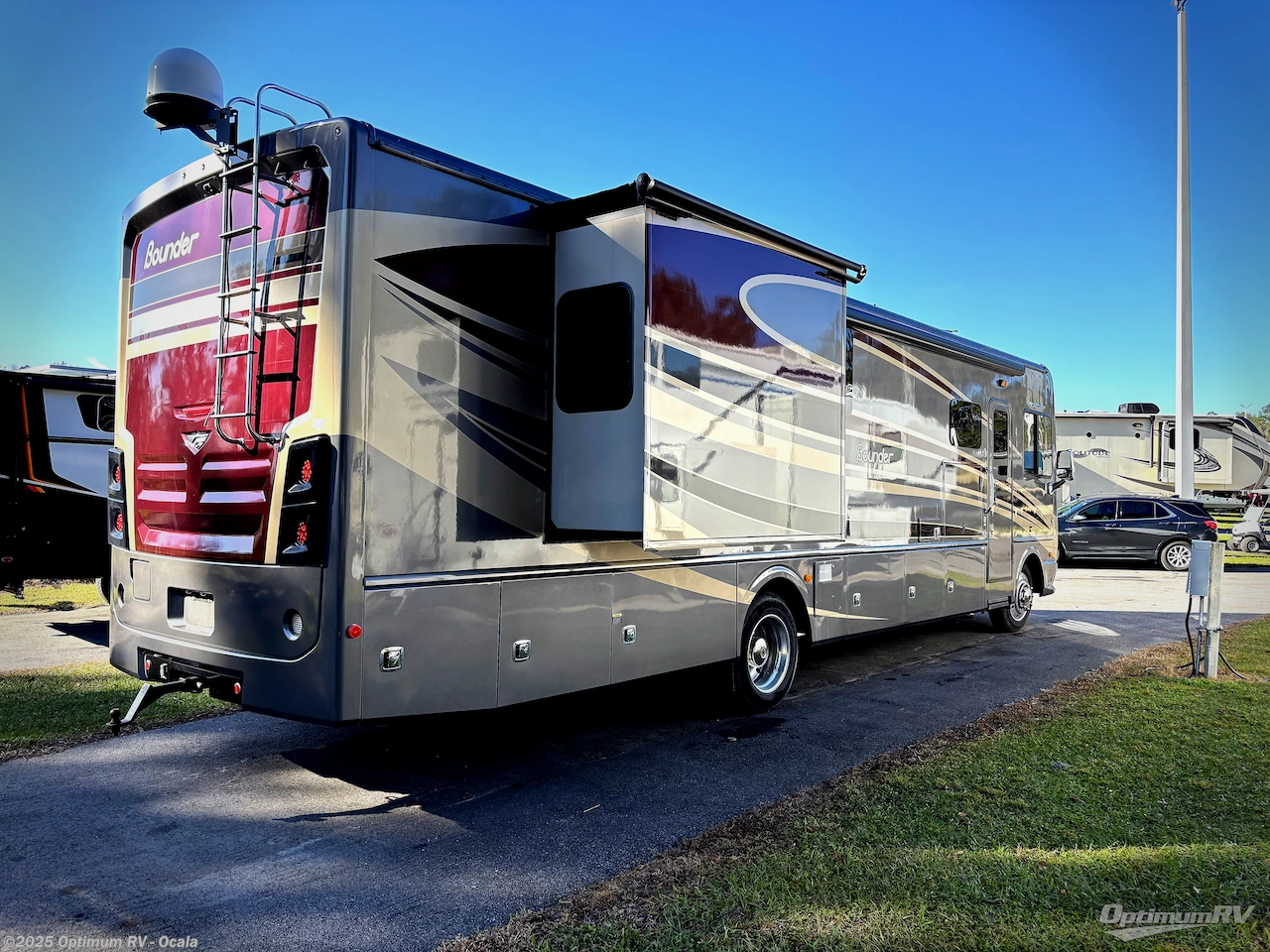 Call now about this 2016 Fleetwood Bounder 35K! 2016 Fleetwood Bounder 35K - Used Class A For Sale by Optimum RV - Ocala in Ocala, Florida features Slideout