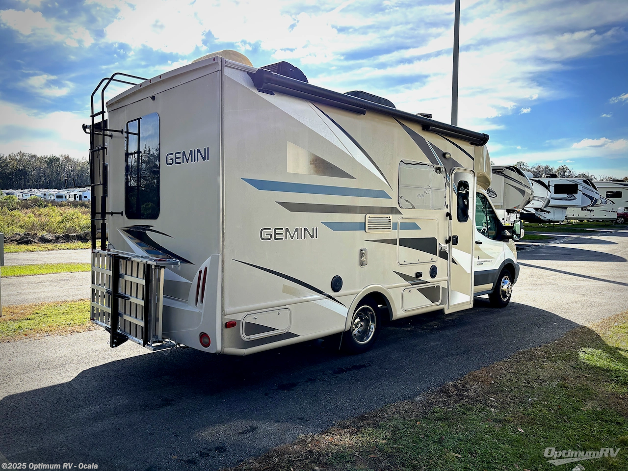 Call now about this 2016 Thor Gemini 23TR! 2016 Thor Gemini 23TR - Used Class C For Sale by Optimum RV - Ocala in Ocala, Florida features Slideout