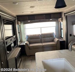 2018 Palomino Puma 30RLIS  - Travel Trailer Used  in Palmyra MO For Sale by Beilstein's RV & Auto call 800-748-7173 today for more info.