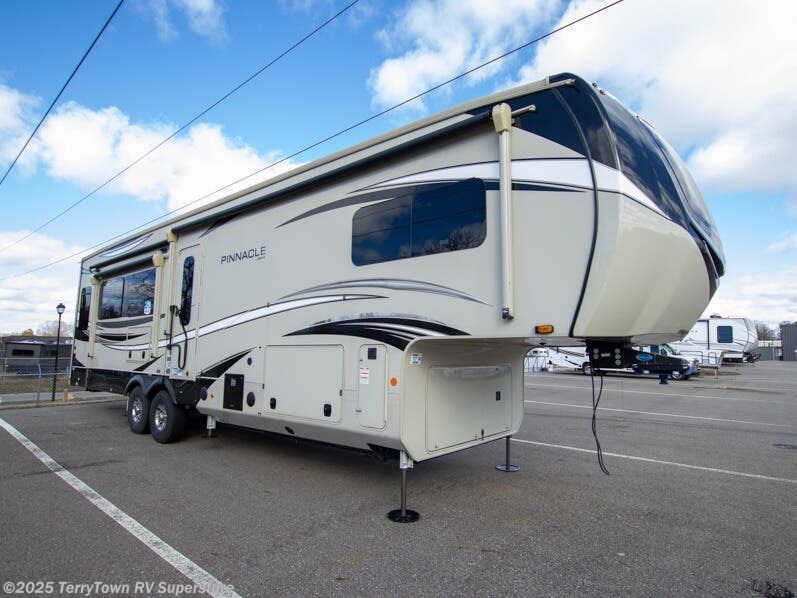 Email now about this 2022 Jayco Pinnacle 36SSWS! New 2022 Jayco Pinnacle 36SSWS available in Grand Rapids, Michigan