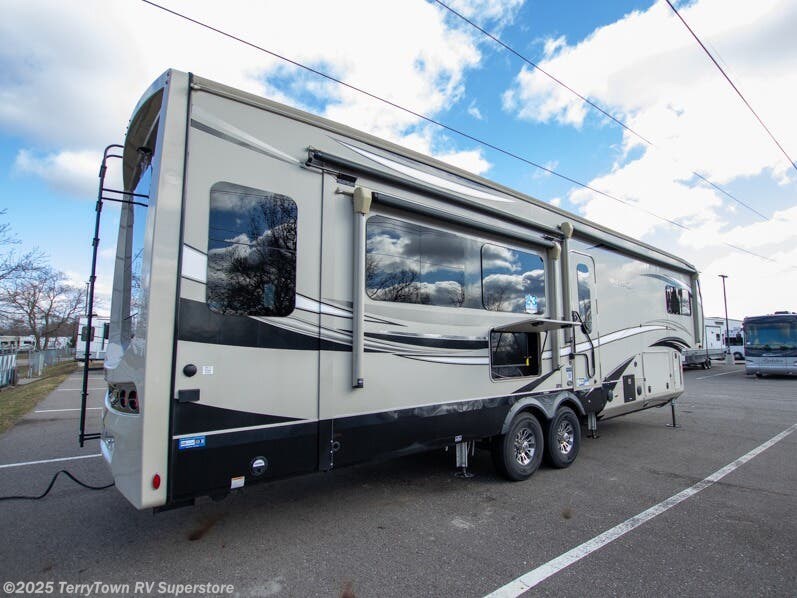 New 2022 Jayco Pinnacle 36SSWS available in Grand Rapids, Michigan