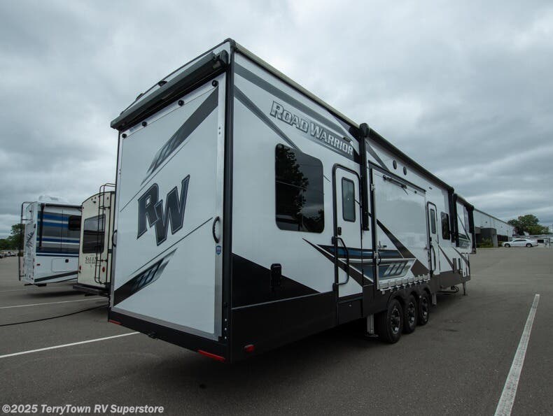 Contact us now about this 2022 Heartland Road Warrior 4275! 2022 Road Warrior 4275 by Heartland from TerryTown RV Superstore in Grand Rapids, Michigan