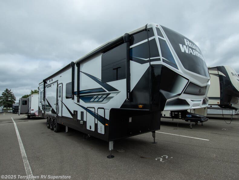 Email now about this 2022 Heartland Road Warrior 4275! Used 2022 Heartland Road Warrior 4275 available in Grand Rapids, Michigan