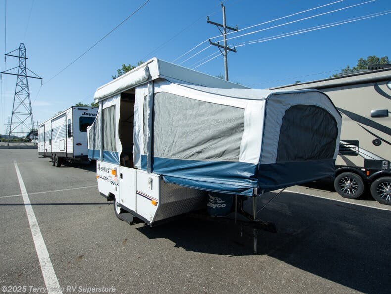 Call now about this 2005 Jayco Jay Series 806! 2005 Jayco Jay Series 806 - Used Popup For Sale by TerryTown RV Superstore in Grand Rapids, Michigan features Slideout