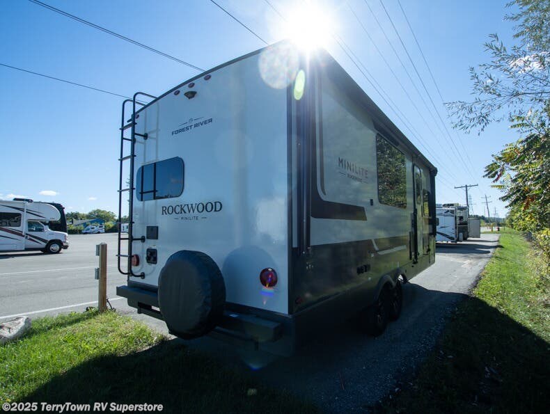 Contact us now about this 2026 Forest River Rockwood Mini Lite 2522FB! 2026 Rockwood Mini Lite 2522FB by Forest River from TerryTown RV Superstore in Grand Rapids, Michigan