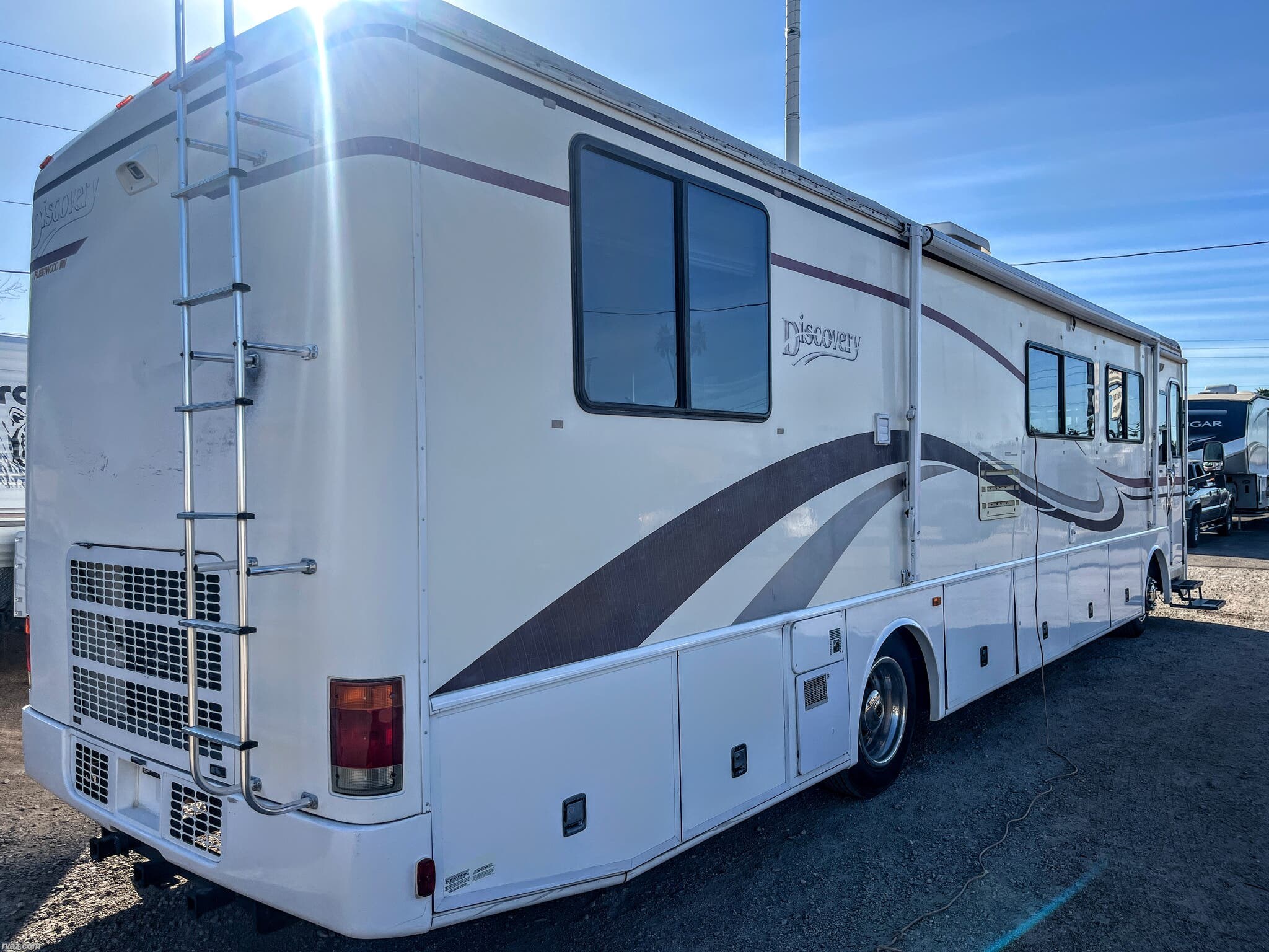 Call now about this 2000 Fleetwood Discovery 37V! 2000 Fleetwood Discovery 37V - Used Diesel Pusher For Sale by RV AZ Corral in Mesa, Arizona features Self Contained, Stove Top Burner, Stereo System, Skylight, Water Heater