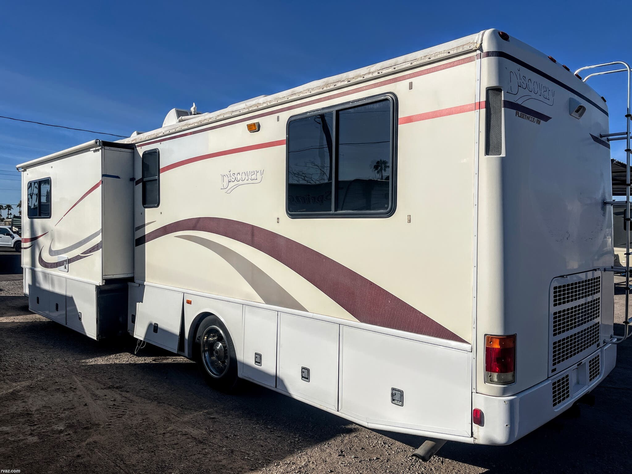Contact us now about this 2000 Fleetwood Discovery 37V! 2000 Discovery 37V by Fleetwood from RV AZ Corral in Mesa, Arizona