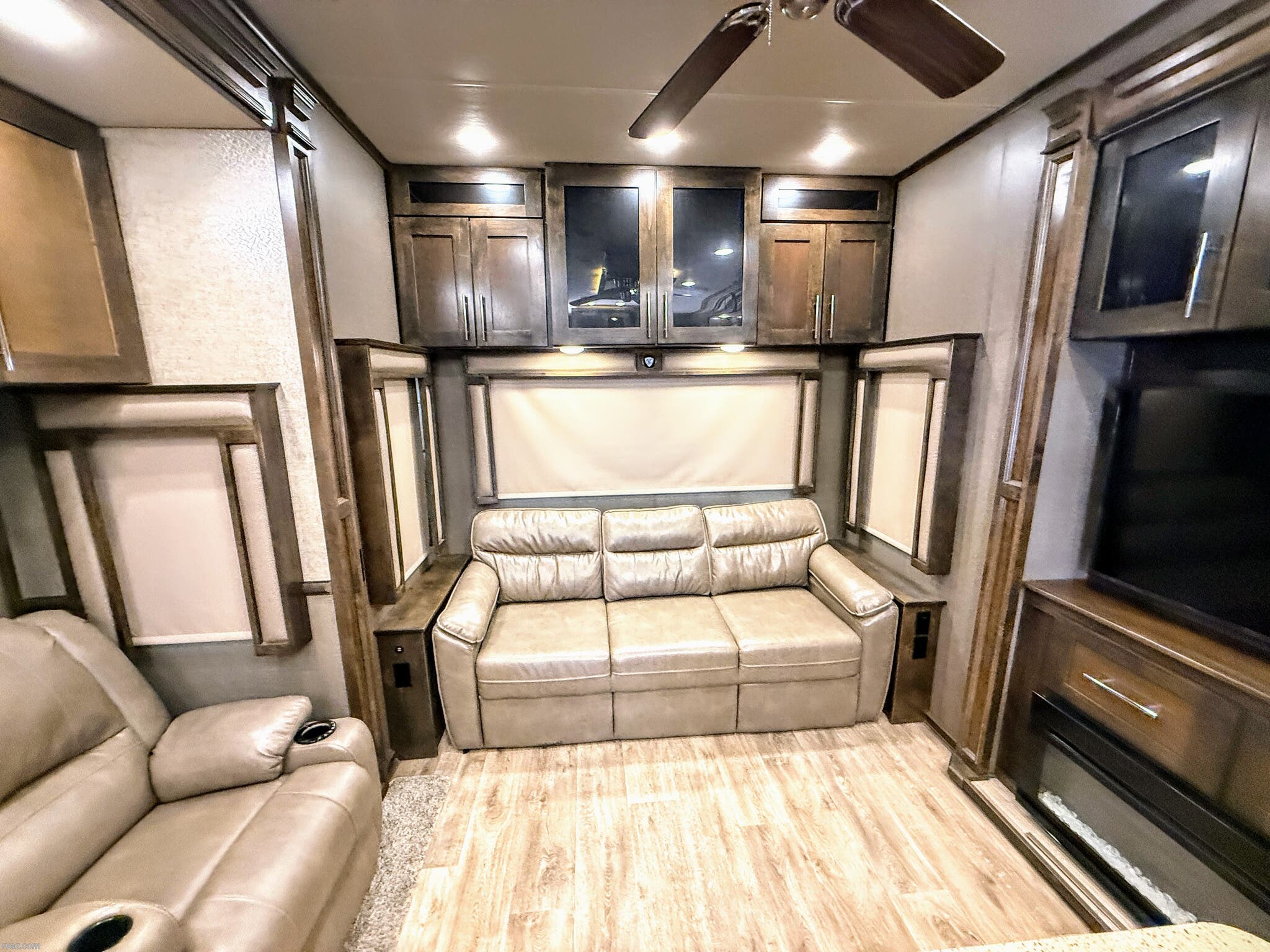 Contact us now about this 2018 Vanleigh Vilano 320 GK! 2018 Vilano 320 GK by Vanleigh from RV AZ Corral in Mesa, Arizona