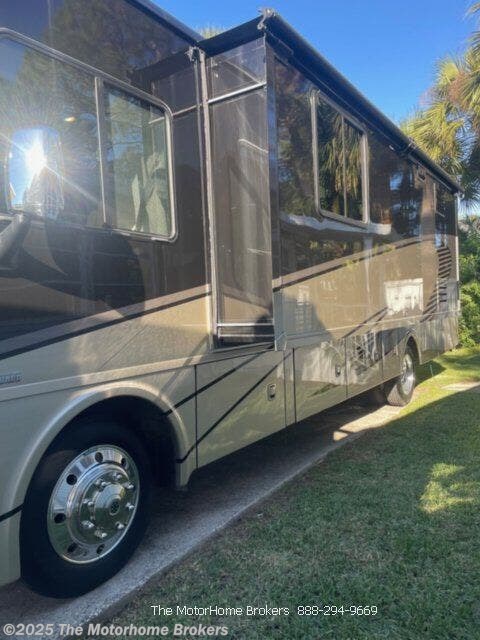 Call now about this 2019 Winnebago Sightseer 33C (in Titusville, FL)! 2019 Winnebago Sightseer 33C (in Titusville, FL) - Used Class A For Sale by The Motorhome Brokers in Salisbury, Maryland features Icemaker, Self Contained, Screen Door, Full Body Paint, Awning