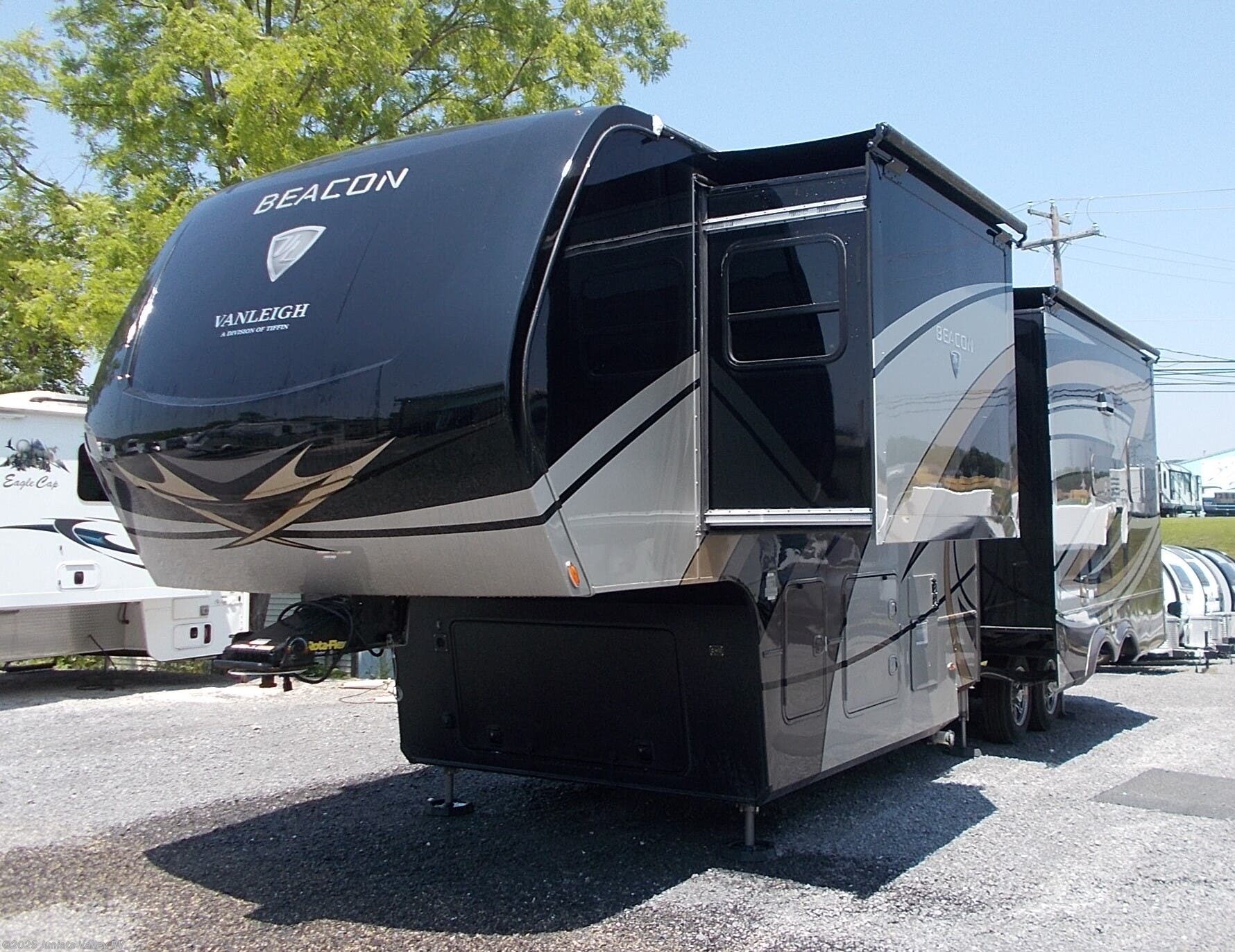 Call now about this 2022 Vanleigh Beacon 34RLB! 2022 Vanleigh Beacon 34RLB - Used Fifth Wheel For Sale by Juniata Valley RV in Mifflintown, Pennsylvania features Electric Heat, LP Detector, External Shower, Roof Vents, Pass Thru Storage
