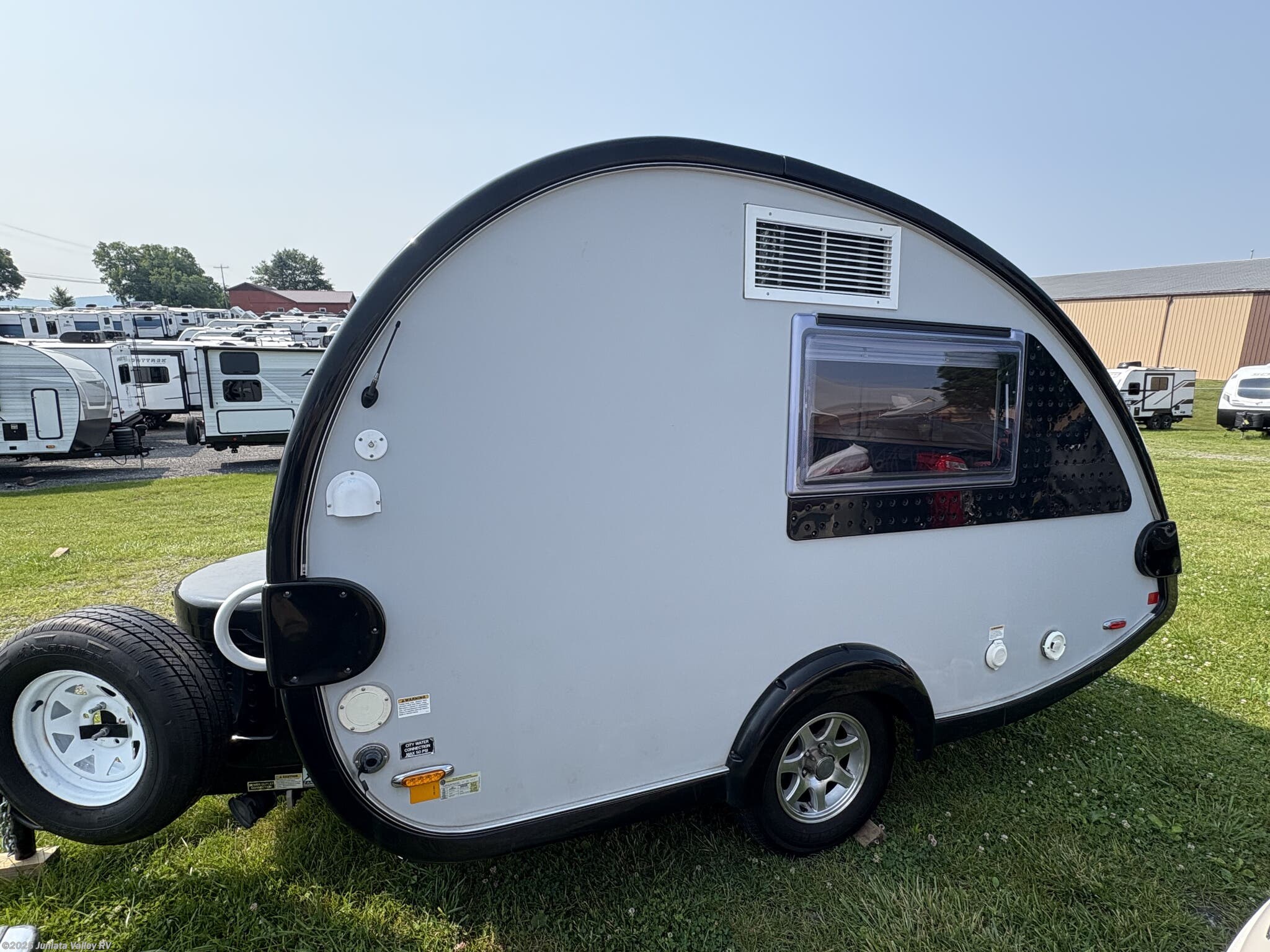 Call now about this 2016 Pleasant Valley 320S! 2016 Pleasant Valley 320S - Used Travel Trailer For Sale by Juniata Valley RV in Mifflintown, Pennsylvania features Screen Door, Tinted Windows, Spare Tire Kit, CO Detector, Stabilizer Jacks