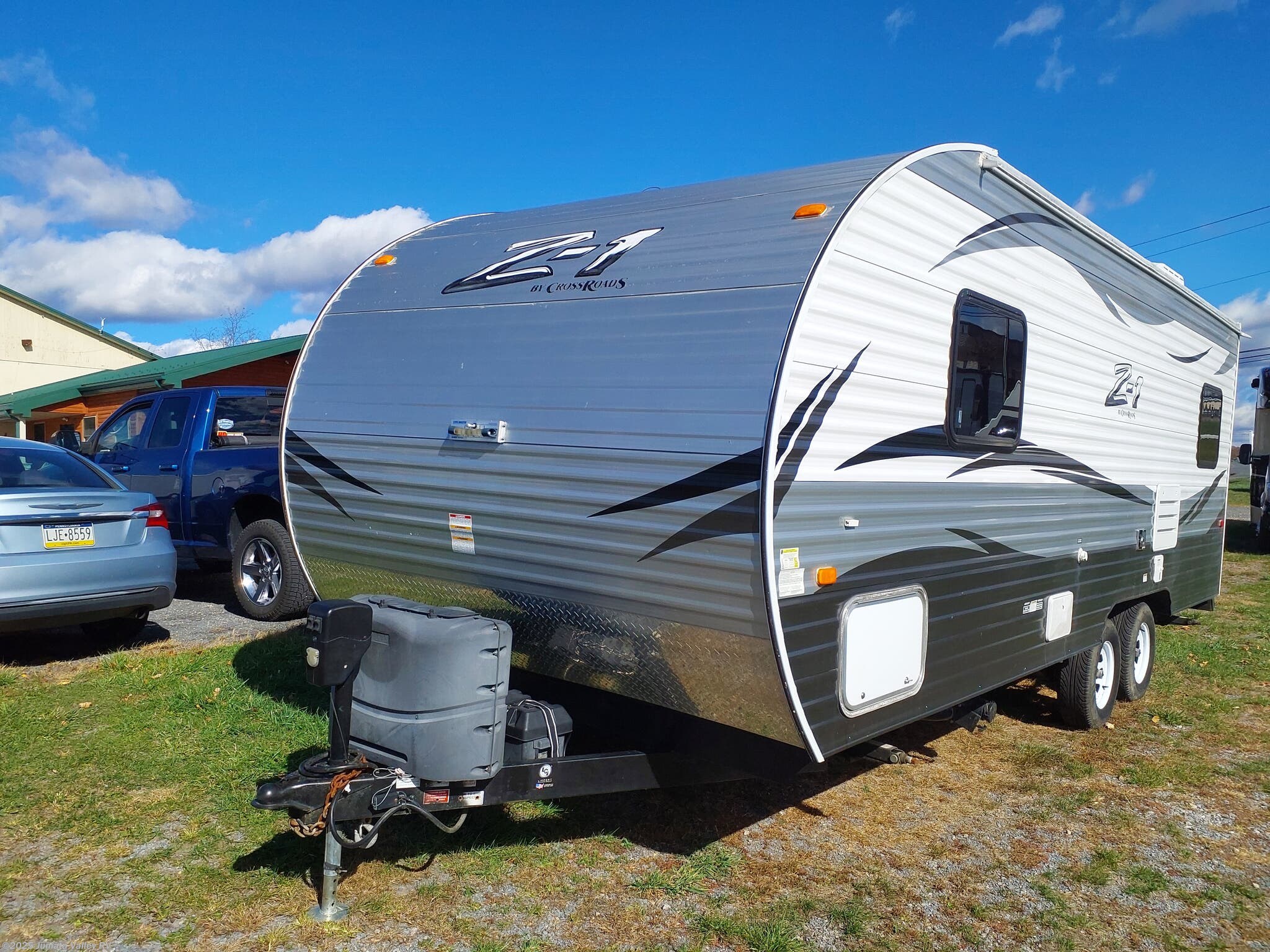Call now about this 2016 CrossRoads Zinger 211RD! 2016 CrossRoads Zinger 211RD - Used Travel Trailer For Sale by Juniata Valley RV in Mifflintown, Pennsylvania features Microwave, Stove Top Burner, Shower, Queen Mattress, Thermofoil Countertops