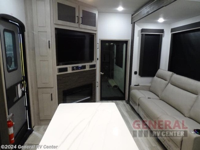 2024 Fuzion 427 by Keystone from General RV Center in North Canton, Ohio